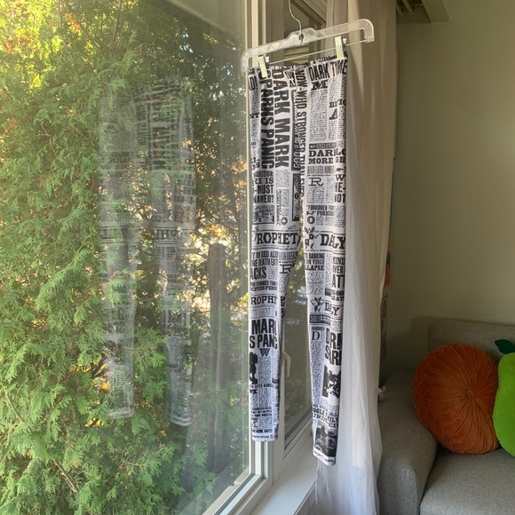 Blackmilk Harry Potter Daily Prophet Leggings - Picture 3 of 10